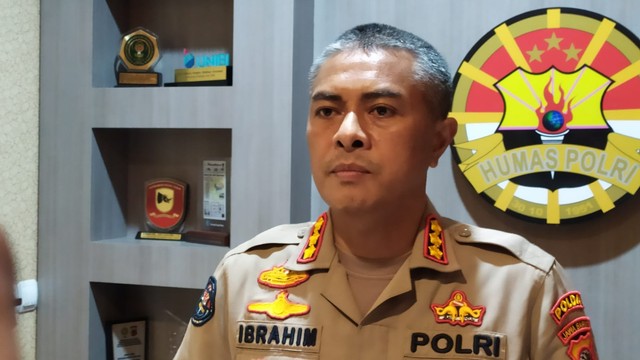 Kabid Humas Polda Jabar Kombes Pol Ibrahim Tompo saat menyampaikan keterangan terkait 11 anggota GMBI yang ditetapkan tersangka pada Jumat (28/1/2022).  Foto: Rachmadi Rasyad/kumparan