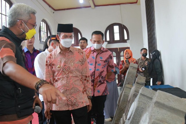 Wali Kota Palembang, Harnojoyo, saat melihat langung nisan kuno yang ditemukan di Palembang. Foto: Istimewa