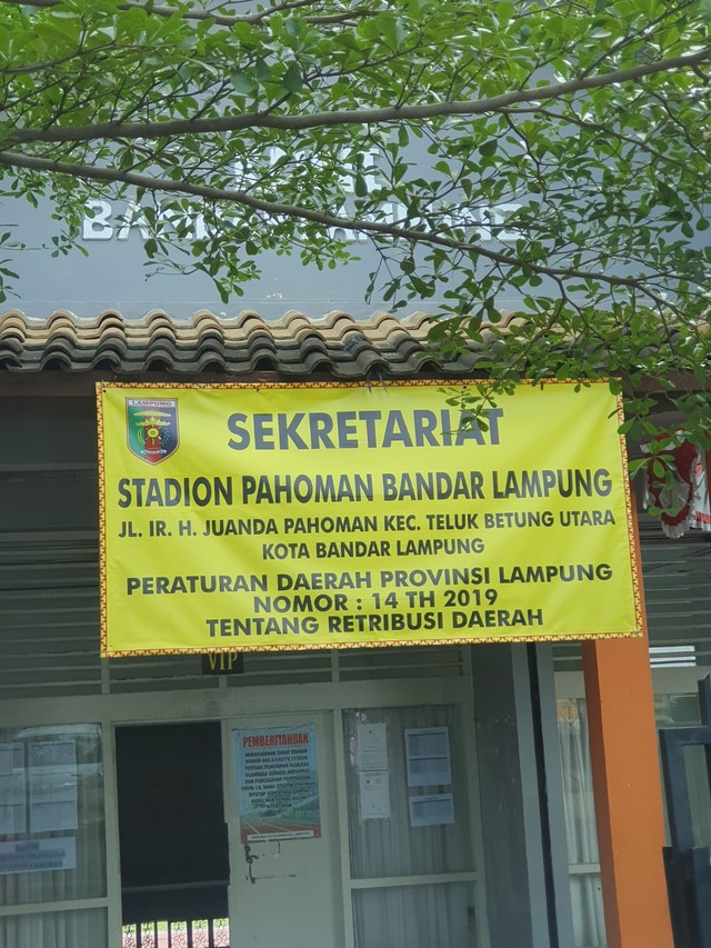 Pemberitahuan pengalihan pengelolaan Stadion Pahoman Bandar Lampung, Jumat (28/1) | Foto : Ist