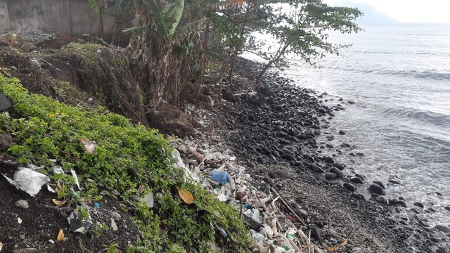 Pesisir pantai batas Kelurahan Sango dan Kelurahan Tarau yang terkena abrasi. Foto: SAR/cermat