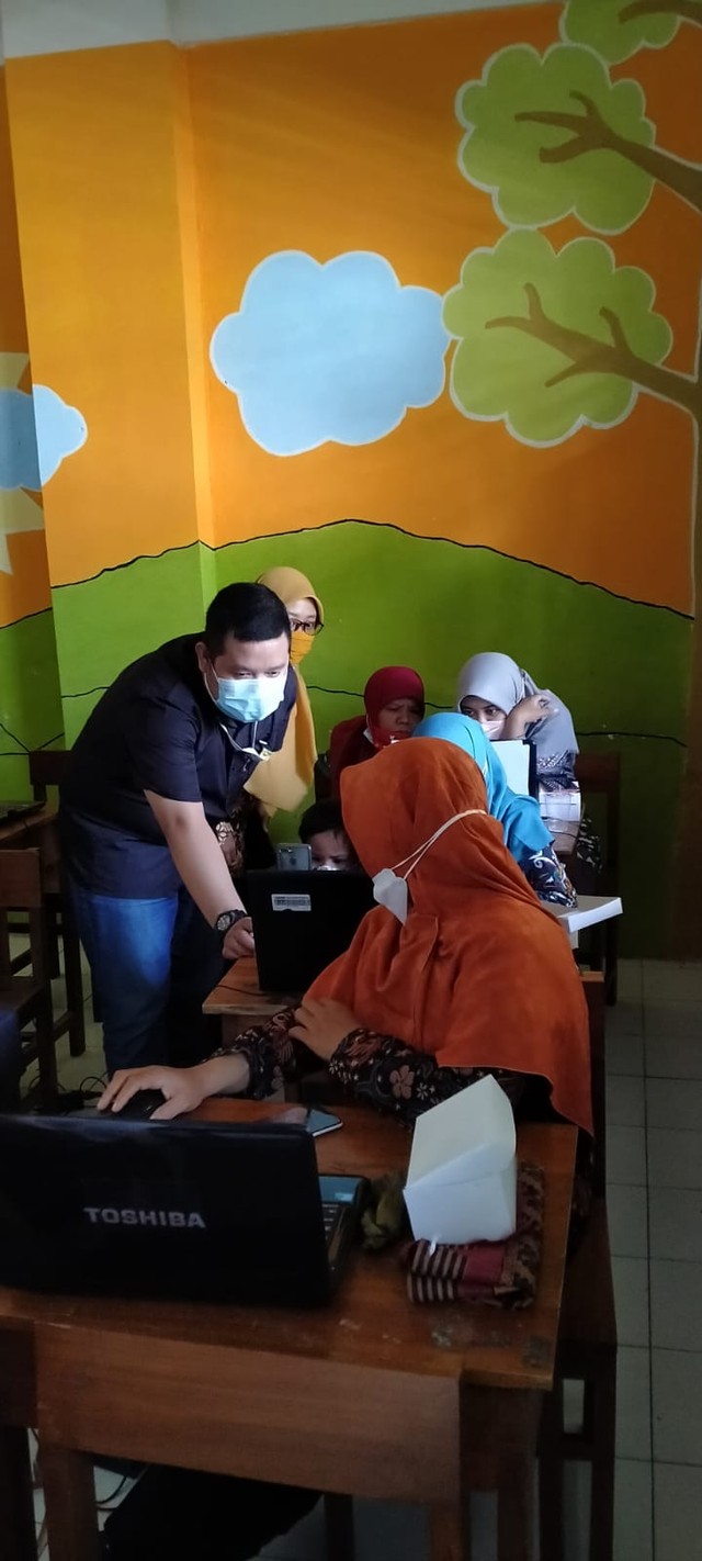 Proses Pendampingan Penggunaan Aplikasi Pembelajran Sumber Foto: Nur Faidati