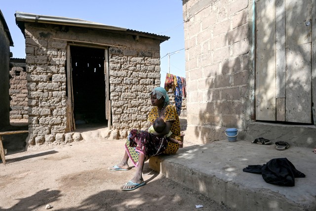 Pengungsi Burkina Faso terlihat di tempat penampungan di Tougbo, Pantai Gading, pada 22 Januari 2022.  Foto: Sia KAMBOU / AFP