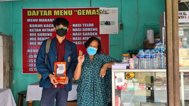 Kegiatan Sosialisasi dan Pendaftaran QRIS kepada warung UMKM "Gemas Seafood" agar pembayaran dapat lebih aman dan memutus persebaran virus Covid-19. (Dokumen Pribadi).