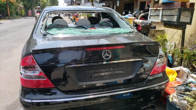 Penampakan mobil Mercedes-Benz yang dirusak massa di Kasihan, Bantul. Saat ini mobil tersebut diamankan di Polsek Kasihan, Sabtu (29/1/2022). Foto: Arfiansyah Panji Purnandaru/kumparan