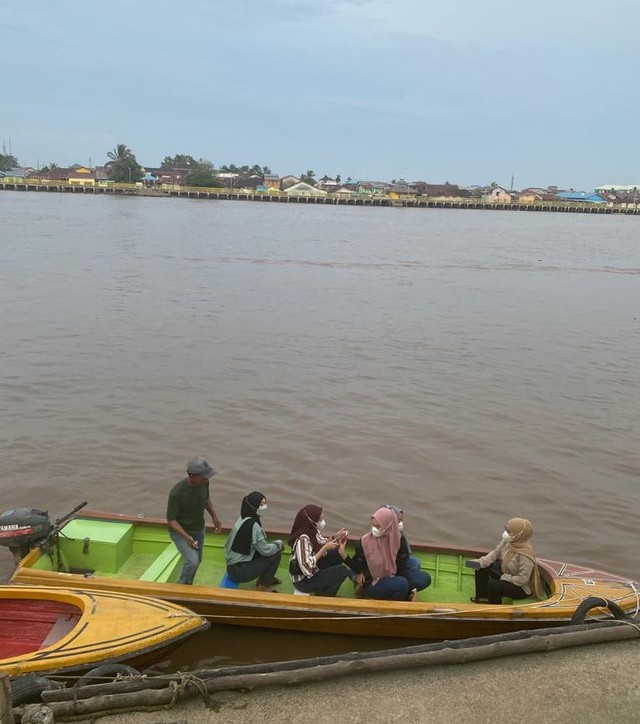 Sampan yang siap membawa penumpang keliling Sungai Kapuas. Foto: Cecilia Barutu/Hi!Pontianak