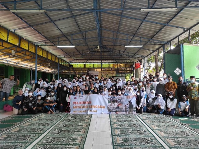 Foto Bersama ACT Jakarta Barat dengan Siswa siswi SMPN 101 jakarta Barat