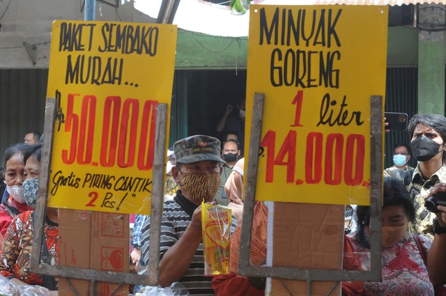 Sejumlah warga antre untuk membeli minyak goreng dan kebutuhan pokok saat kegiatan operasi pasar murah di Salatiga, Jawa Tengah, Sabtu (29/1/2022). Foto: Aloysius Jarot Nugroho/ANTARA FOTO