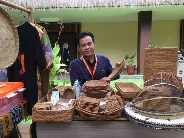Lombok Mulia Craft berhasil menjalin transaksi di sekitar kawasan DPSP Mandalika Lombok. Foto: Dok. Pertamina