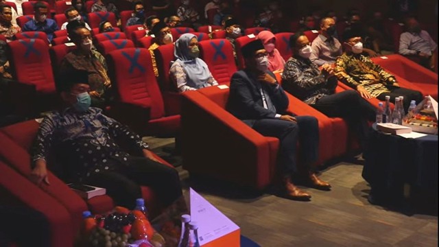 Gubernur Jawa Barat Ridwan Kamil, Gubernur DKI Jakarta Anies Baswedan dan Menteri BUMN Erick Thohir duduk berdampingan dalam acara pidato kebangsaan Zulkifli Hasan, Sabtu (28/1/2022). Foto: Youtube/Zulkifli Hasan