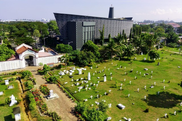 Kerkhof Petjut Banda Aceh berdekatan dengan Museum Tsunami. Foto: Habil Razali/acehkini 