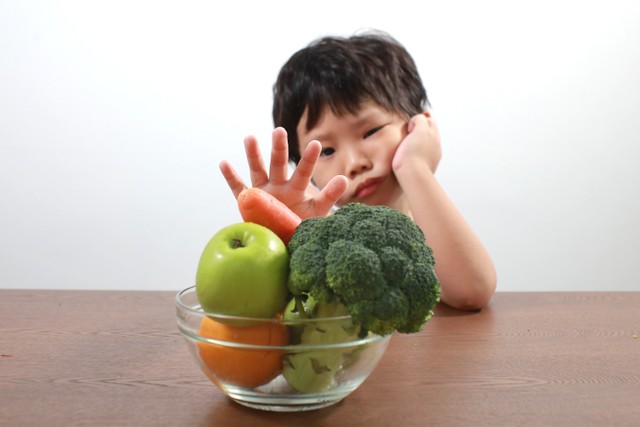 Anak susah makan. Foto: TY Lim/shutterstock