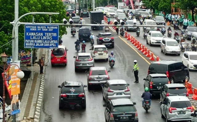 Penempatan kamera ETLE di Jalan Sudirman, Palembang. (foto: Abdul Toriq/Urban Id)