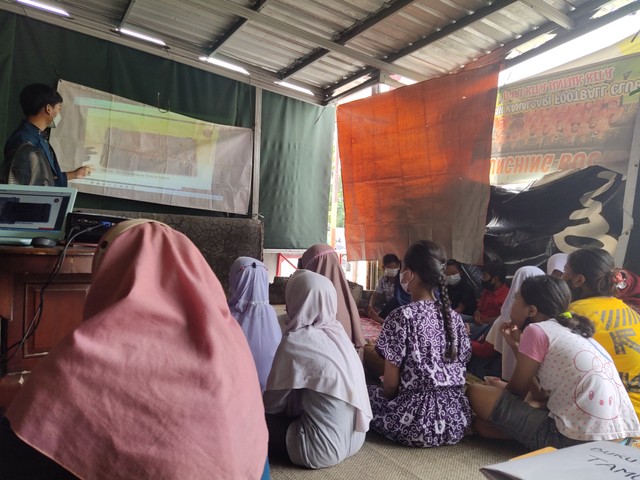 Mahasiswa KKN Undip memberikan edukasi pembelajaran sejarah melalui virtual tour museum kepada anak-anak Sekolah Dasar di rumah Ketua RW. IX, Kelurahan Rejosari, Kecamatan Semarang Timur, Kota Semarang (Dokumen Pribadi).