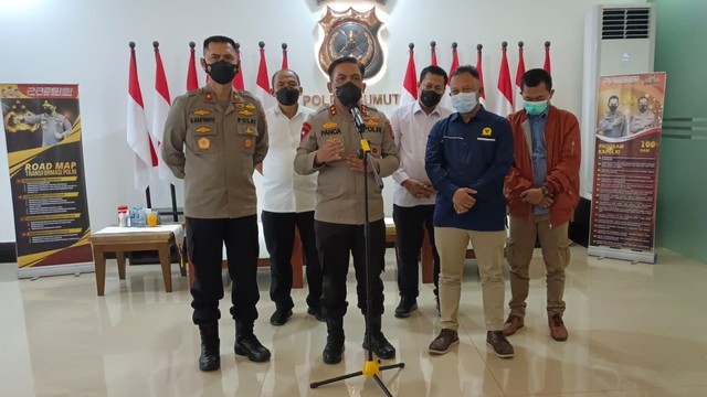 Kapolda Sumut Irjen Pol RZ Panca dan Komisioner Komnas HAM Choirul Anam saat menyampaikan keterangan pers di Mapolda Sumut, Sabtu (29/1/2022).  Foto: Dok. Istimewa