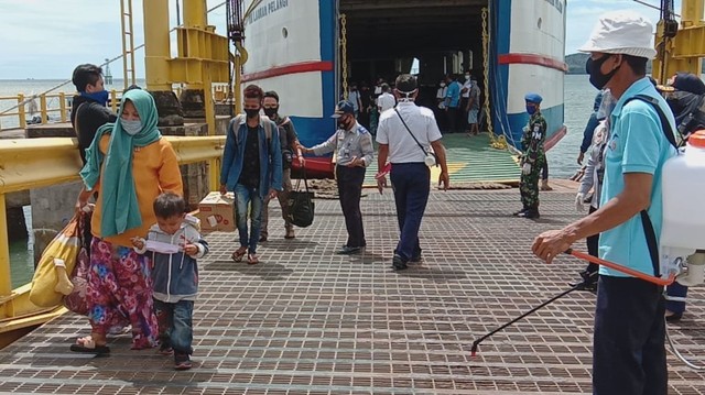 Penyemprotan disinfektan terhadap penumpang kapal yang baru tiba dari Balikpapan di Pelabuhan Simboro, Mamuju. Foto: Awal Dion/SulbarKini