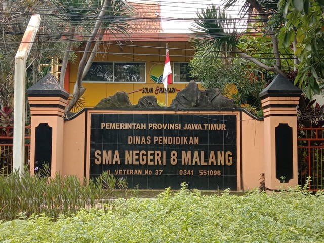 Salah seorang siswa SMAN 8 Kota Malang terpapar COVID-19. Kemudian sekolah memberlakukan 1 kelas yang siswanya terpapar belajar secara daring. foto/M Sholeh