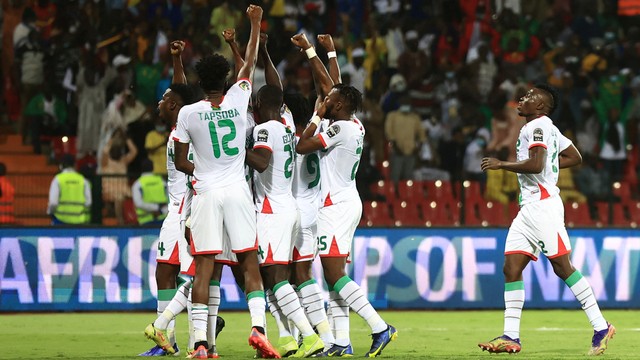 Para pemain Burkina Faso merayakan gol pertama tim mereka saat hadapi Tunisia pada perempat final Piala Afrika (CAN) 2021, di Stade Roumde Adjia di Garoua, Kamerun, Sabtu (29/1/2022). Foto: Daniel BELOUMOU OLOMO/AFP