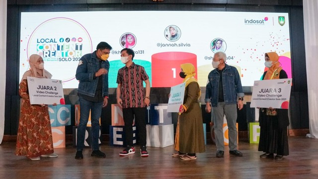 President Director and CEO Indosat Ooredoo Hutchison, Vikram Sinha (kedua dari kiri), Wali Kota Surakarta, Gibran Rakabuming Raka (ketiga dari kiri) dan M. Buldansyah, Director and Chief Regulatory Officer (kedua dari kanan) saat berfoto bersama usai penyerahan hadiah kepada para juara LCC Solo 2021. Foto: Indosat Ooredoo Hutchison