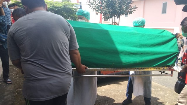 Tim forensik membawa jenazah penembak karyawan BRI Link di Lampung Timur. | Foto: Bella Sardio/ Lampung Geh