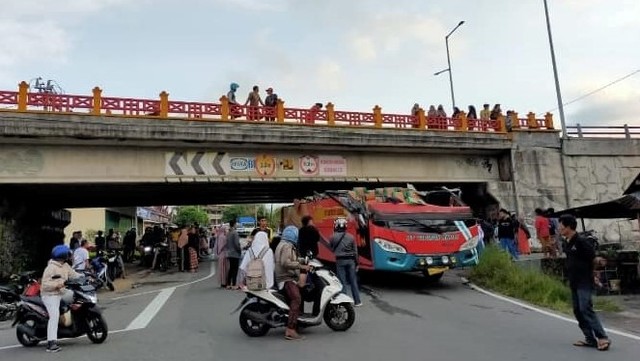 Kondisi bus yang mengalami kecelakaan di terowongan jembatan layang di Kota Padang Panjang, Sumatera Barat, Minggu 30 Januar 2022 pagi tadi. Foto: facecook Dekha