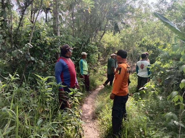 Tim SAR bersama warga sekitar melakukan pencarian warga Koltim yang hilang di hutan. Foto: Al Pagala/kendarinesia.