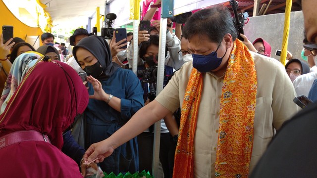 Menteri Koordinator Bidang Perekonomian Airlangga Hartarto saat Dialog Kelompok UMKM usAHA di Kelurahan Tugu, Kecamatan Tugu, Kota Semarang, Jawa Tengah. Foto: Intan Alliva Khansa/kumparan