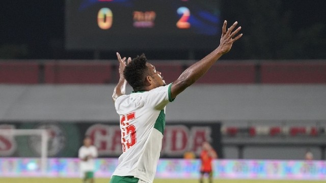 Selebrasi pemain Timnas Indonesia Ricky Kambuaya usai mencetak gol ke gawang Timor Leste pada pertandingan uji coba resmi FIFA di Stadion I Wayan Dipta, Gianyar Bali, Minggu (30/1/2022).  Foto: Twitter/@pssi