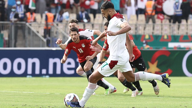 Pemain Maroko Sofiane Boufal beraksi saat hadapi Mesir pada perempat final Piala Afrika (CAN) 2021 di Stade Ahmadou Ahidjo di Yaounde, Minggu (30/1/2022). Foto: KENZO TRIBOUILLARD/AFP