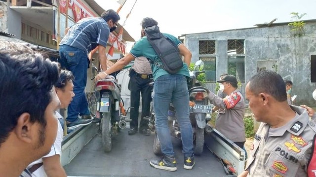 Anggota Polisi saat menyita kendaraan milik anggota GMBI di Kabupaten Bogor, Jawa Barat. Foto: Humas Polres Bogor/HO ANTARA