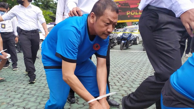 Tampang Ketum DPP GMBI, Fauzan, ketika dihadirkan di Mapolda Jabar pada Senin (31/1).  Foto: Rachmadi Rasyad/kumparan