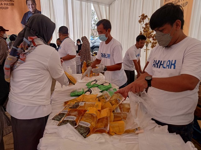 Antrean Panjang Warga Serbu Pasar Murah Minyak Goreng di PKOR Bandar Lampung (3)