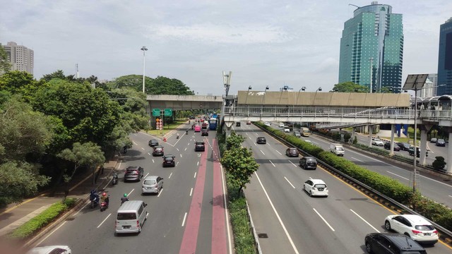 Arus lalu lintas Jalan Gatot Subroto, Jakarta Selatan, Senin (31/1/2022). Foto: Jonathan Devin/kumparan