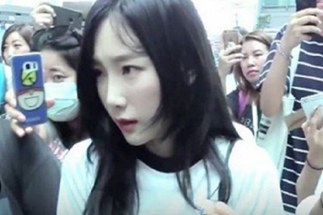 Taeyeon SNSD Dikerumuni Penggemar Saat Berada di Bandara Foto: Koreaboo