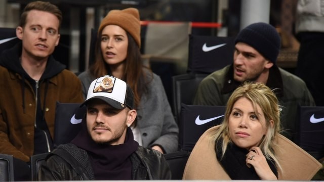 Mauro Icardi dan Wanda Nara menonton laga Inter dari tribune. Foto: REUTERS/Daniele Mascolo