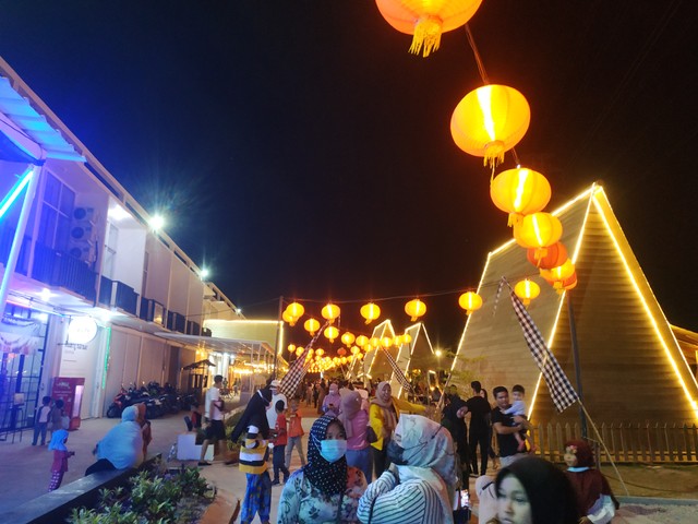 Lampu lampion terlihat mempesona di area kuliner di Batam. Foto: Rega/kepripedia.com
