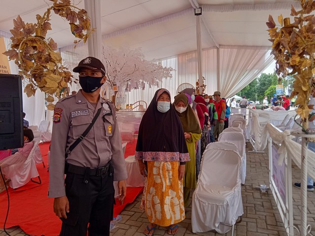 Antrean masyarakat di tenda pasar murah gula pasir dan minyak goreng PTPN Group di PKOR Way Halim, Senin (31/1) | Foto : Sidik Aryono/Lampung Geh