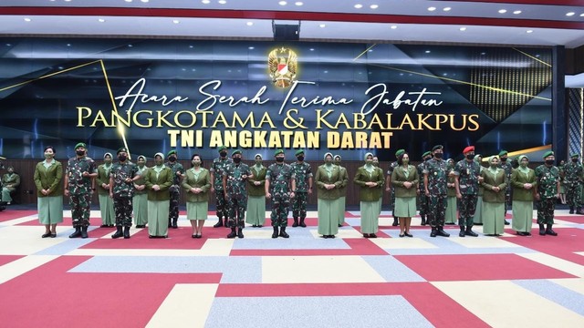 KSAD Jenderal TNI Dudung Abdurachman pimpin sertijab 14 jabatan strategis di lingkungan TNI AD, Senin (31/1/2022).  Foto: Dispenad