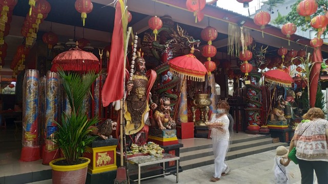 Suasana di Vihara Dharmayana, Kuta - Bali pada Senin (31/1) - ROB