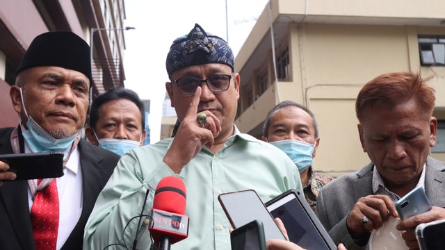 Pegiat media sosial, Edy Mulyadi bersama kuasa hukumnya saat tiba untuk mejalani pemeriksaan sebagai saksi terlapor terkait kasus dugaan ujaran kebencian di Bareskrim Polri, Jakarta, Senin (31/1/2022). Foto: Adam Bariq/ANTARA FOTO