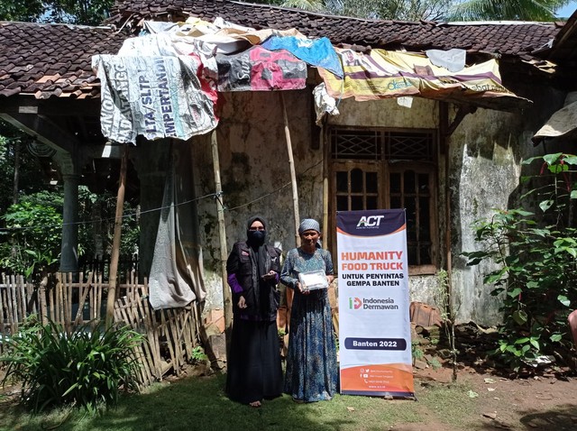 Distribusi paket makan untuk para penyintas gempa sumur