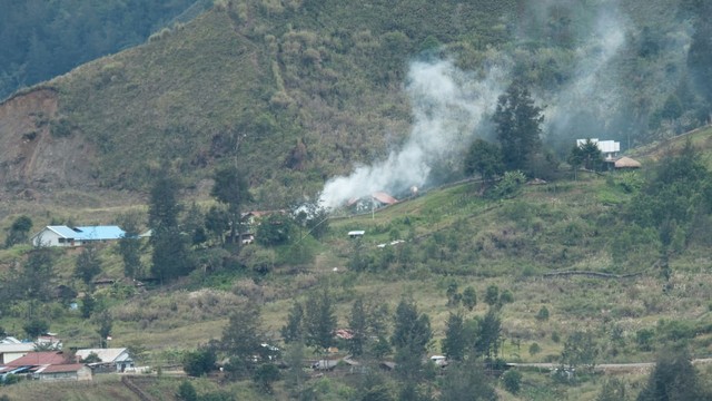 Sebuah honai yang diduga dibakar kelompok separatis Papua di Gome, Puncak. (Foto: Pendam Cenderawasih) 