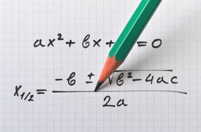 Fungsi kuadrat adalah fungsi matematika yang memiliki variabel berpangkat dua. Foto: iStock.com