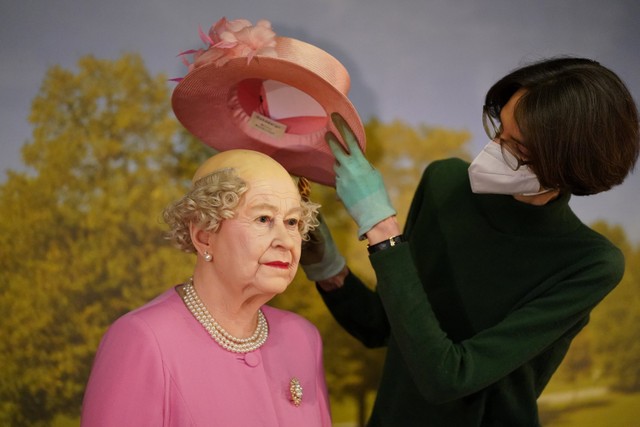 Patung Lilin Ratu Elizabeth II di Museum Jerman Dibuat Botak untuk Hemat Biaya. Foto: Marcus Brandt/via REUTERS