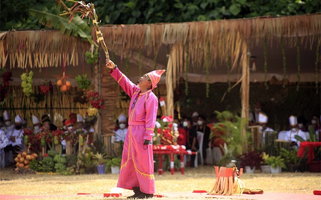 Menahulending Banua atau Doa pengakuan, penyerahan dan permohonan, yang dibawakan oleh Jekonia Nanangkong SPd, pada upacara adat Tulude di Kota Bitung, Senin (31/1).