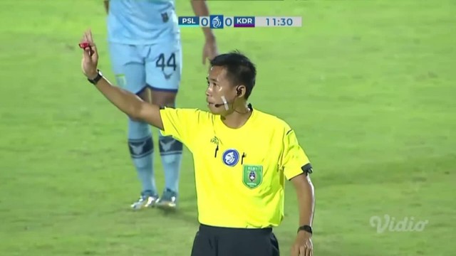 Agung Setiawan (35) warga Batuagung, Kecamatan Balapulang, Kabupaten Tegal jadi wasit Liga 1. (Foto: vidio.com)