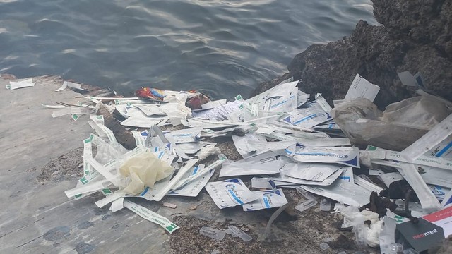 Ribuan sampah Rapid Test Antigen Kits berserakan di sepanjang pantai perairan Selat Bali. Foto: Dok. Istimewa