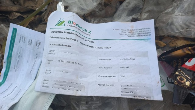 Ribuan sampah Rapid Test Antigen Kits berserakan di sepanjang pantai perairan Selat Bali. Foto: Dok. Istimewa