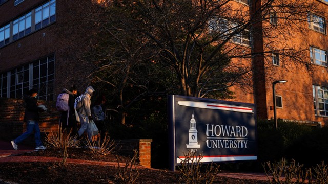 Seorang mahasiswa berjalan di kampus Universitas Howard, salah satu dari enam perguruan tinggi dan universitas kulit hitam (HBCU) yang bersejarah di seluruh Amerika Serikat yang menerima ancaman bom, Senin (31/1). Foto: SARAH SILBIGER/Reuters