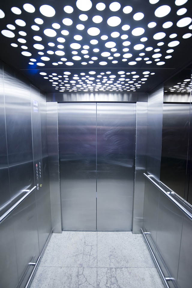 Ilustrasi lift di hotel. Foto: antos777/Shutterstock.