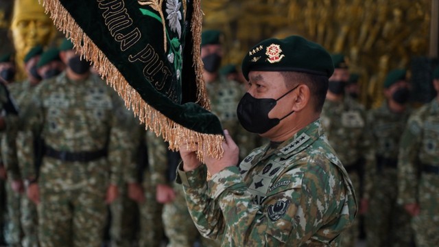 Jenderal TNI Dudung Abdurachman mencium pataka Kostrad. Foto: Dok. Penkostrad